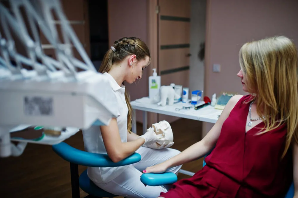 Klinika Proste Zęby wyjaśnia, jak przygotować się do leczenia ortodontycznego nakładkami